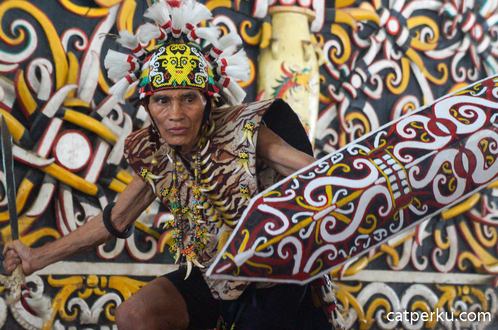 Gerakan Gerakan Yang Dimainkan dalam Tari Tarian Suku Dayak