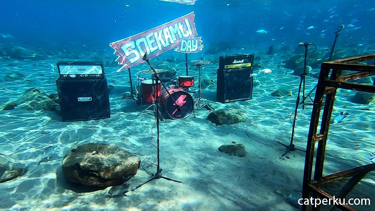 Mengabadikan Foto Di Bawah Air ( Underwater ) Dengan Properti Yang Disediakan Tempat Wisata Umbul Ponggok Klaten