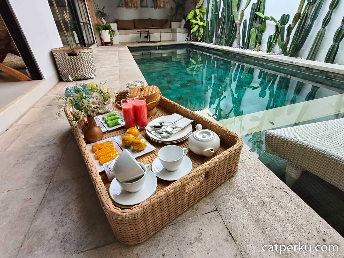 Fasilitas: Dari Kolam Privat, Netflix, Sampai Floating Breakfast Fasilitas: Dari Kolam Privat, Netflix, Sampai Floating Breakfast