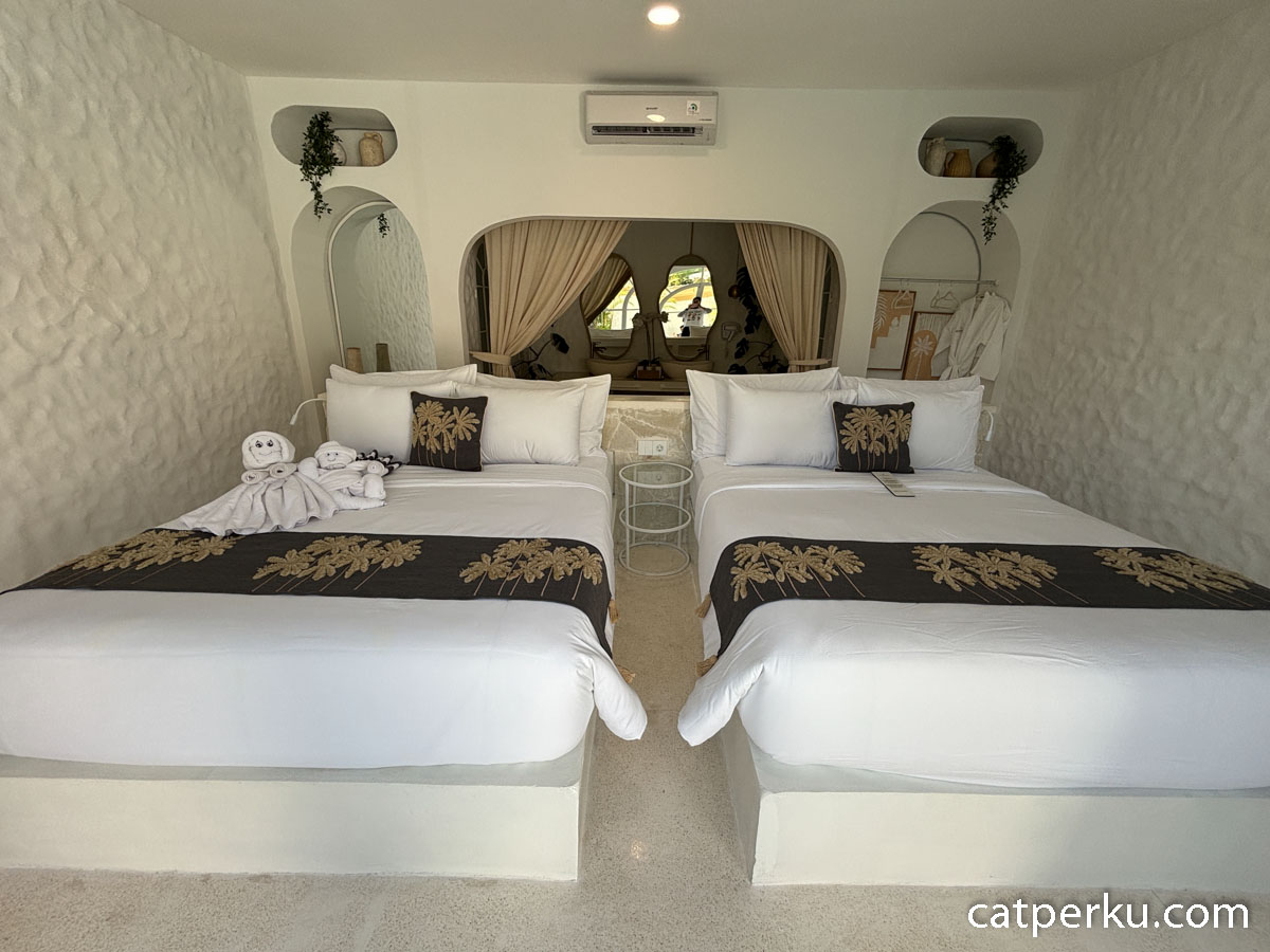 Couple Villas dan Exclusive Suite menggunakan King Bed 180 × 200 cm, sementara Family Villas menggunakan dua Queen Bed 160 × 200 cm.