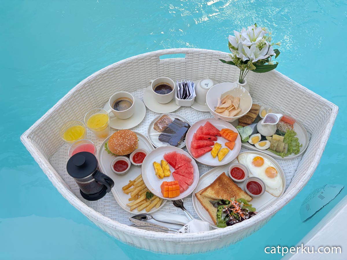 Situs resmi byBohemian saat ini menjelaskan bahwa breakfast bersifat optional dan dapat ditambahkan ketika melakukan reservasi.