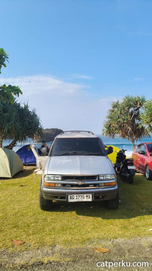 Mobil dan Motor Bisa Parkir Dekat Area Tenda Pantai Srau