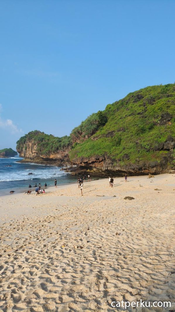 Pantai Srau Bagus untuk Main Pasir dan Menikmati Pantai