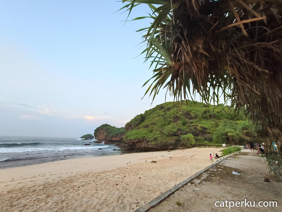 Pantai Srau Cocok Buat Weekend Trip