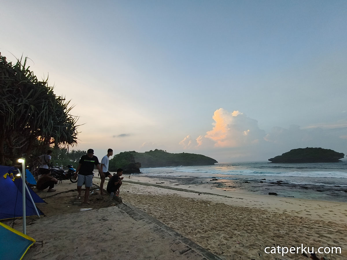 Pantai Srau Ramai Saat Akhir Pekan