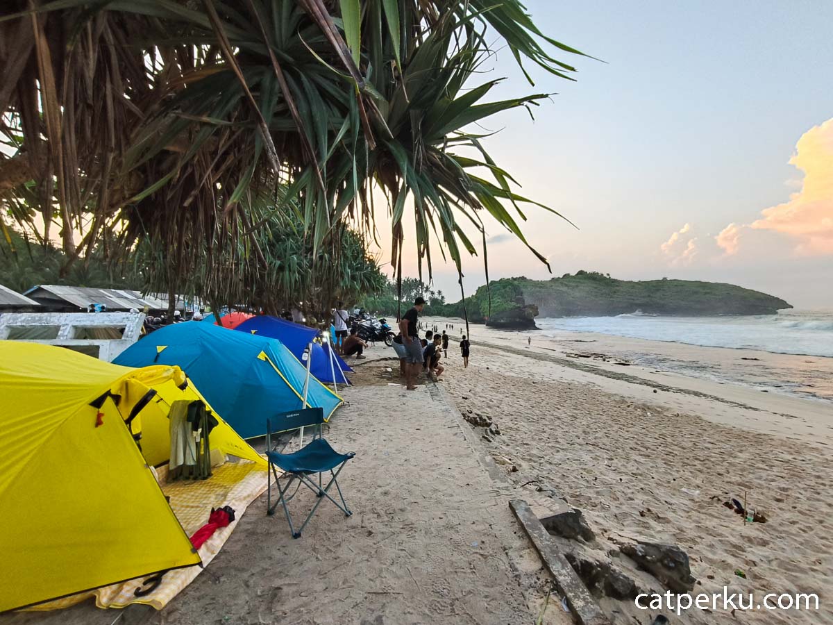 Pantai Srau Pacitan, Review Camping Tepi Pantai untuk Weekend Trip