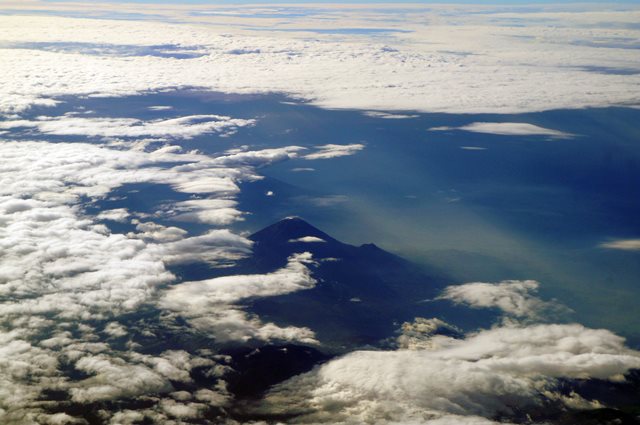 Dengan traveling, kalian bisa melihat yang kayak gini deh~ Gunung Semeru dari ketinggian 30.000 kaki!
