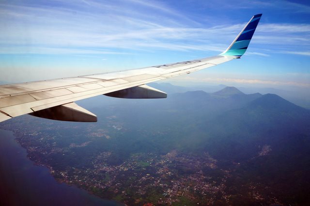 Kalau pemandangan di luar cakep kayak gini, nggak tahan deh buat nggak foto sayap pesawat! Gak masalah jadi traveler pemula! Kalau pemandangan di luar cakep kayak gini, nggak tahan deh buat nggak foto sayap pesawat! Gak masalah jadi traveler pemula!