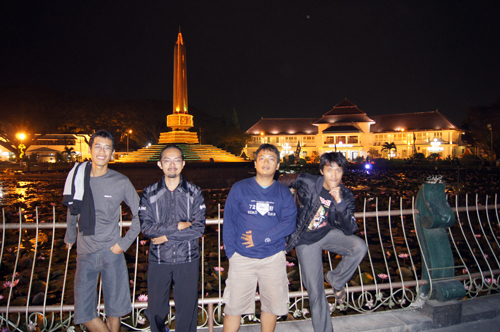 Suasana Kota Malang, dimana saya, dan teman saya berfoto di alun - alun tugu, setahun yang lalu :)