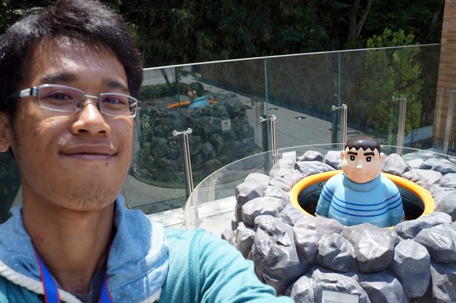 Selfie bareng idola nggak ada salahnya kan~